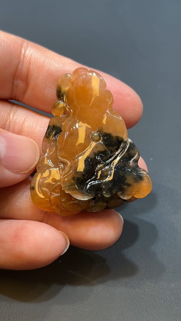 翡翠直播商品#226-紅翡帶烏鷄特色荷葉翡翠吊墜 - Image 2