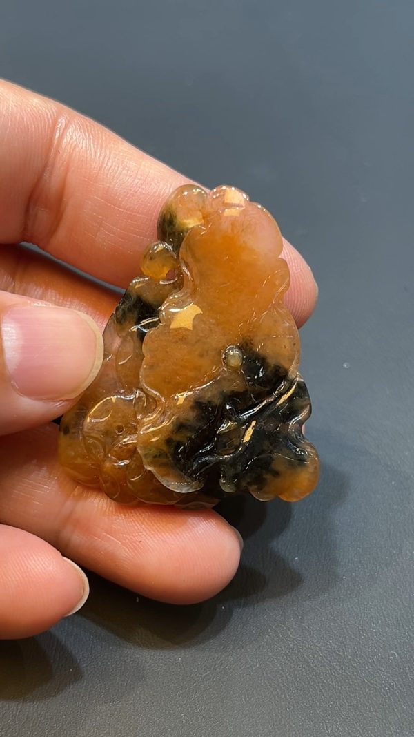 翡翠直播商品#226-紅翡帶烏鷄特色荷葉翡翠吊墜 - Image 3