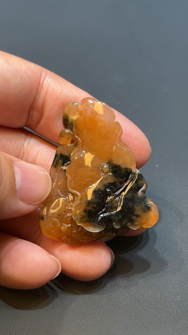 翡翠直播商品#226-紅翡帶烏鷄特色荷葉翡翠吊墜 - Image 4