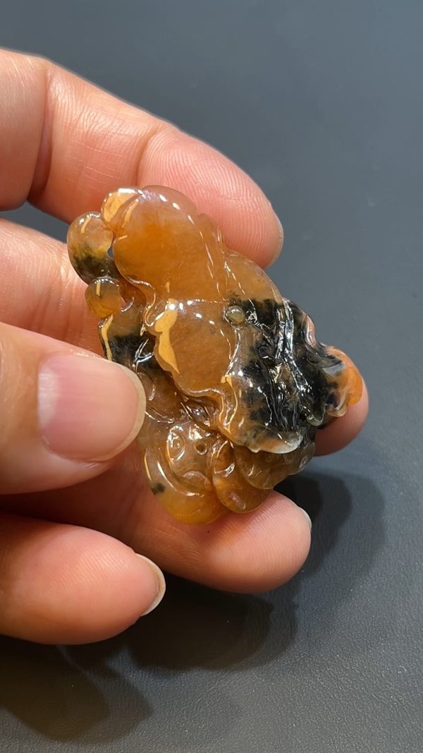 翡翠直播商品#226-紅翡帶烏鷄特色荷葉翡翠吊墜 - Image 5