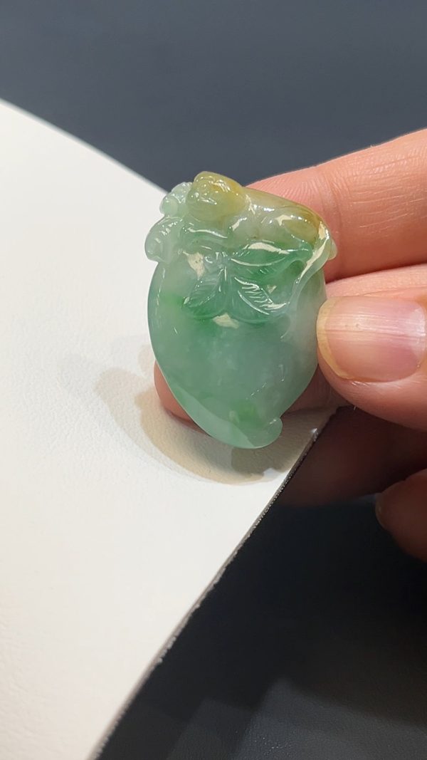 翡翠玉器天然A級翡翠雙彩猴桃報喜吊墜 翡翠直播#244 - Image 3