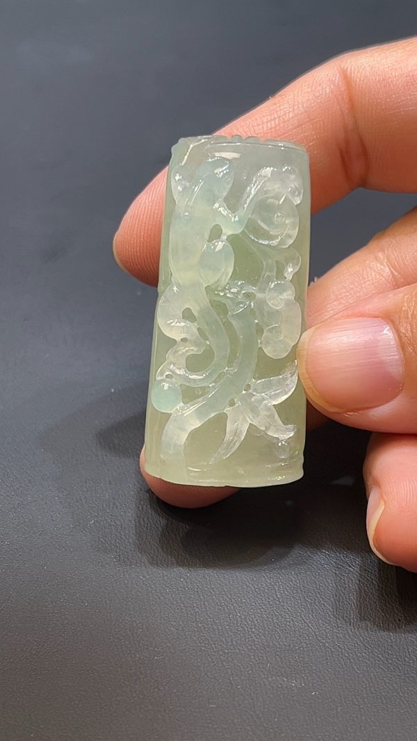 這款喜意蜥蜴吊墜（編號#248），以天然A級翡翠雕琢而成，玉質細膩溫潤，色澤自然協調。蜥蜴象徵靈活與生命力，寓意轉機與吉祥如意。吊墜設計巧思獨具，結合傳統意象與現代工藝，適合喜愛獨特風格與文化內涵的收藏者佩戴。