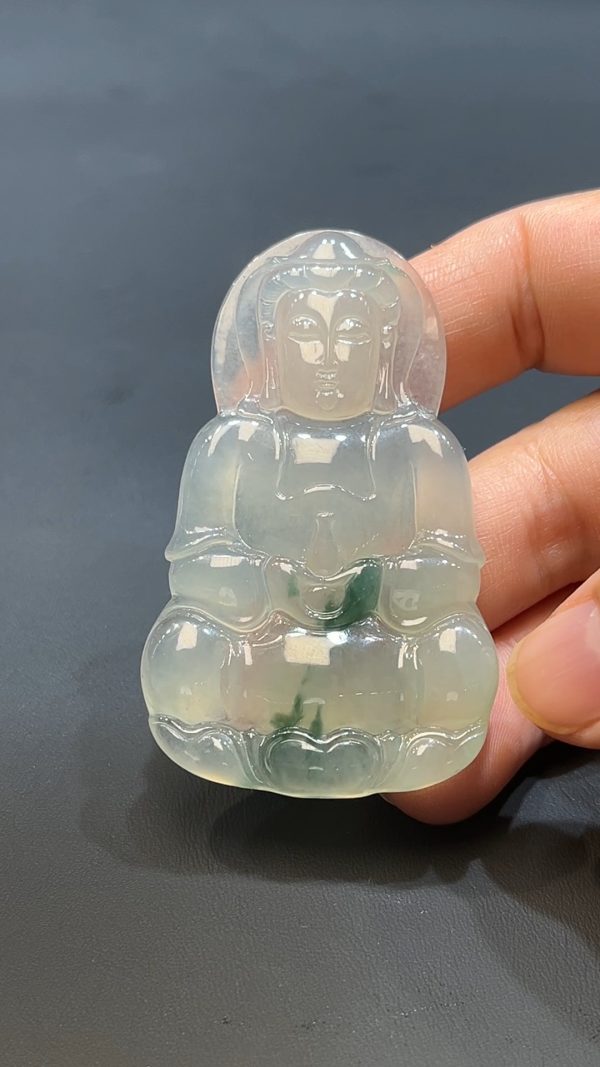 這款天然A級翡翠觀音吊墜（編號#249），以細膩潤澤的翡翠玉石雕刻而成，呈現出觀音慈悲莊嚴的神韻。冰透玉質蘊含寧靜氣息，佩戴可庇佑平安、心境祥和。寓意慈悲與守護，是祈福與修身的佳選，深具文化與收藏價值。