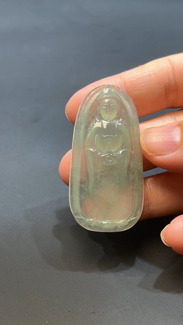 這款天然A級翡翠站觀音吊墜（編號#250），以精選玉料雕刻觀音站姿形象，氣韻莊嚴肅穆，玉質通透細膩、色澤自然柔和。站觀音象徵慈悲與守護，寓意逢凶化吉、平安順遂。此吊墜匠心獨運，既是信仰寄託，更具收藏與佩戴價值。