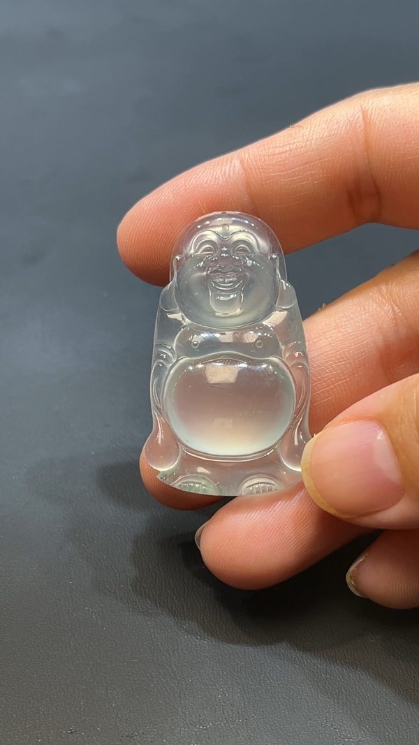 這款天然A級翡翠彌勒佛站佛吊墜（編號#255），選用正冰種翡翠精雕而成，玉質晶瑩剔透、玻璃光澤動人，散發溫潤靈氣。彌勒佛形象開懷站立，寓意笑口常開、福樂綿延。整體設計莊嚴圓潤，兼具宗教意涵與藝術美感，是祈福納喜與珍藏佩戴的上乘之選。