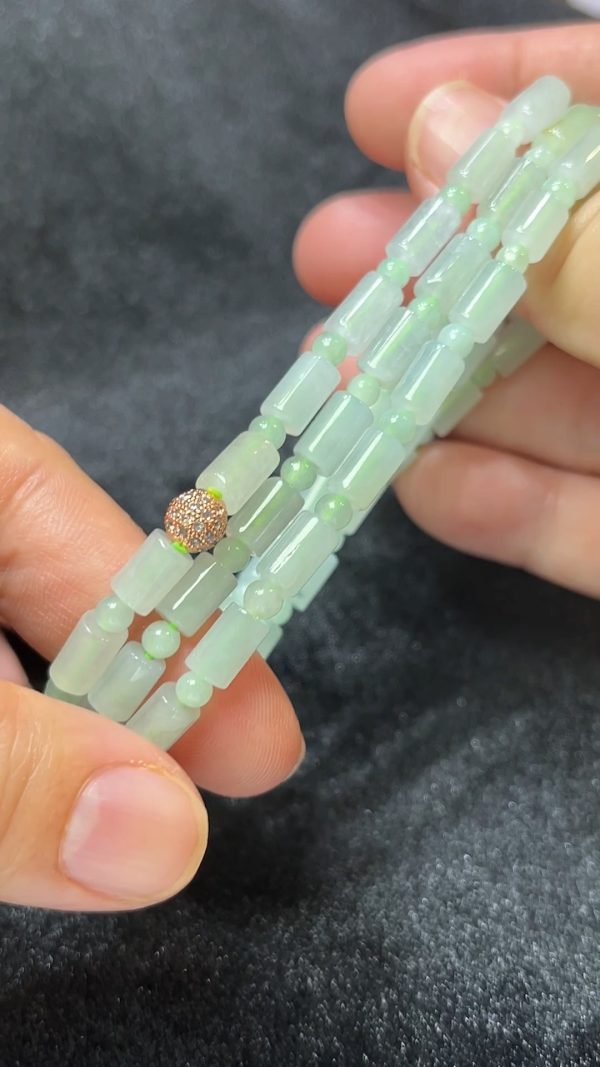 這款天然A級翡翠長形桶珠項鏈（編號#271），匠選通透溫潤的長條形翡翠桶珠搭配圓珠間隔串製，整體線條流暢而富層次感。長形桶珠修長優雅，象徵事業順利、步步高昇；而圓珠點綴則增添圓融與平衡之意。色澤自然協調，融合清新陽綠、淡青與白冰等典雅色系，展現清麗脫俗的氣質。佩戴此項鏈，不僅提升氣場，更寓意福慧兼備、吉祥長存。