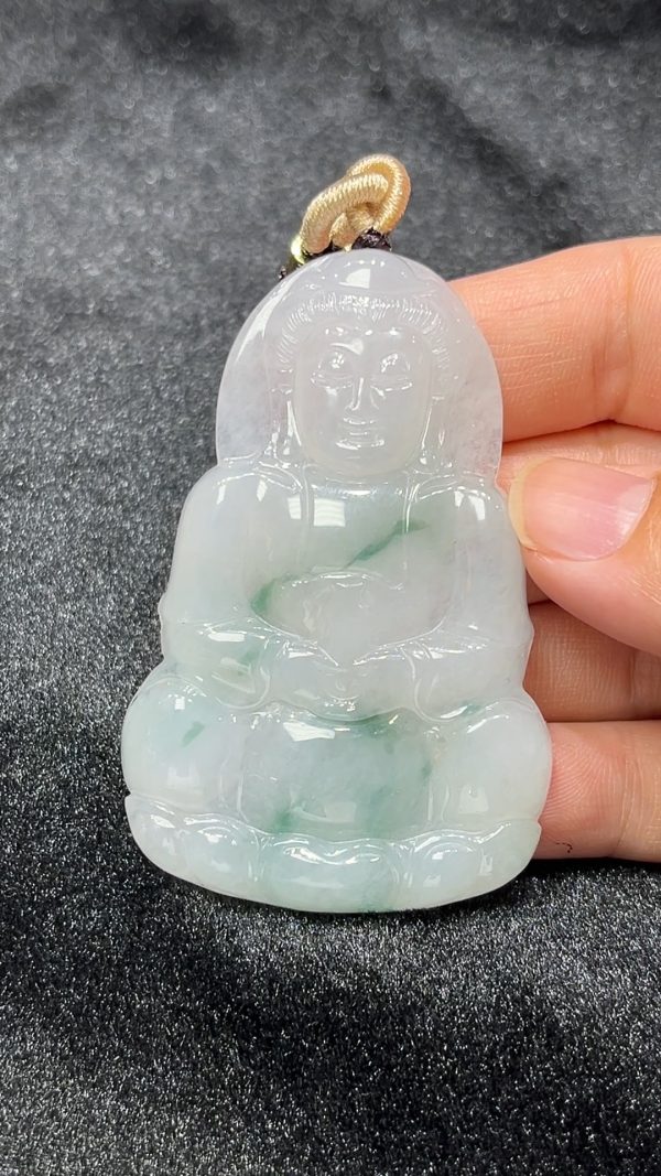 這款天然A級翡翠觀音吊墜（編號#296），選用質地細膩、色澤溫潤的優質翡翠玉料雕刻而成。觀音造型慈悲莊嚴，面相圓滿、神態安然，衣紋自然流暢，展現出寧靜與包容的力量。翡翠整體呈淡綠至青綠色調，通透潤澤，寓意福慧雙修、平安守護。此款吊墜設計簡約大方，適合日常佩戴或供奉隨身，無論男士或女士皆宜，是傳遞心意與靈性守護的極佳選擇。