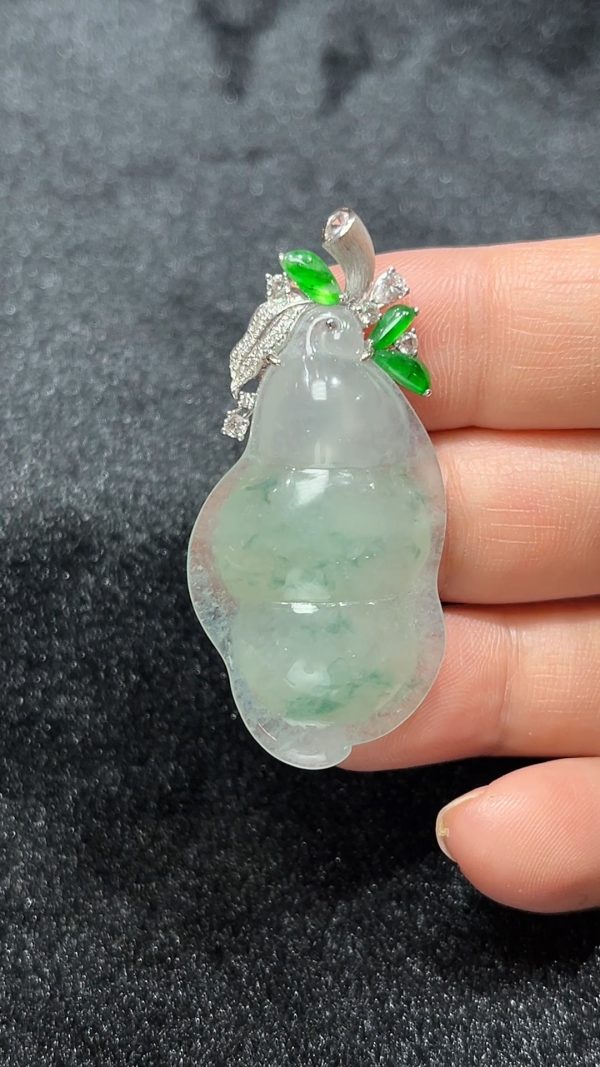 金莖納福｜天然A級翡翠18K鑲嵌福豆吊墜 #302 - Image 2