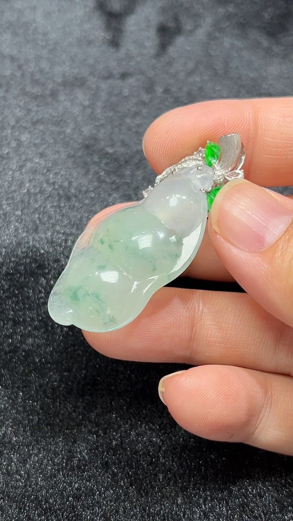 金莖納福｜天然A級翡翠18K鑲嵌福豆吊墜 #302 - Image 5