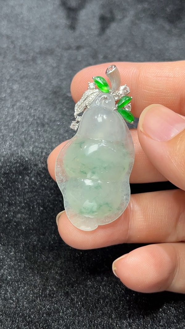 金莖納福｜天然A級翡翠18K鑲嵌福豆吊墜 #302 - Image 6