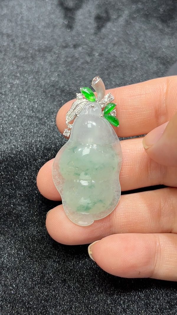 金莖納福｜天然A級翡翠18K鑲嵌福豆吊墜 #302 - Image 10