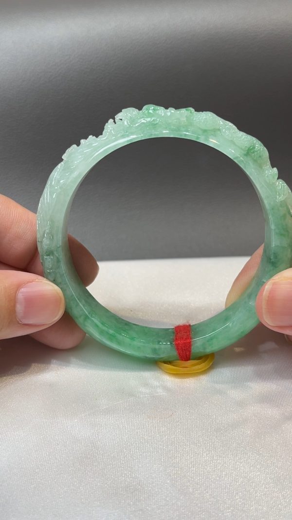 龍鳳呈祥｜天然A級淺綠翡翠雕刻手鐲 57.6mm #310 - Image 7