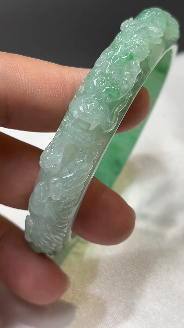 龍鳳呈祥｜天然A級淺綠翡翠雕刻手鐲 57.6mm #310 - Image 11