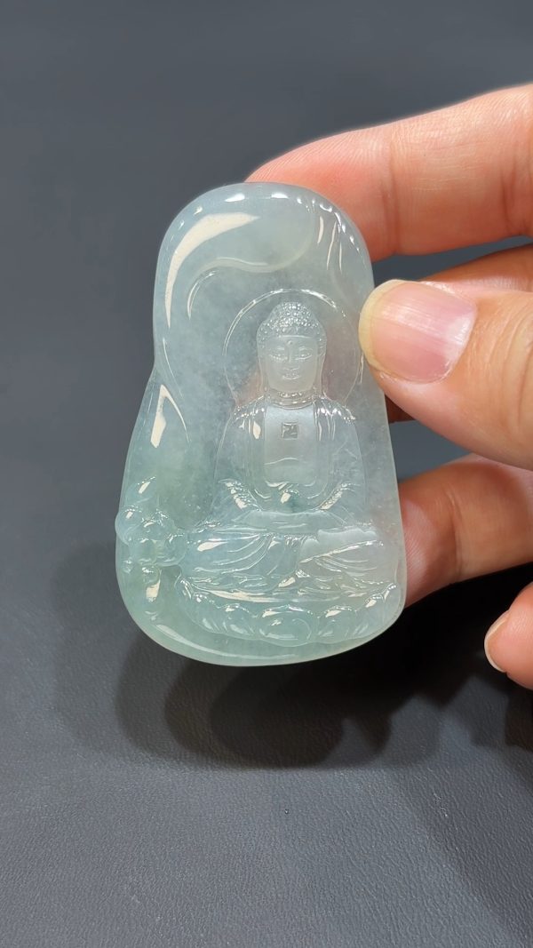這款天然A級翡翠特厚仿古牌吊墜（編號#315），選用高品質翡翠玉料打造，整體牌型厚重飽滿，手感扎實，份量感十足。表面採仿古工藝處理，融合古韻線條與素面打磨，呈現出沉穩內斂的氣質與濃厚文化氣息。牌形設計方正有力，不僅展現翡翠原石的自然美態，更蘊含**「厚德載物、穩重誠信」**之寓意，象徵佩戴者堅定沉著、福氣厚重。 此款吊墜十分適合男性佩戴，或作為收藏佳品，彰顯品味與力量。若搭配18K金掛扣、繩鏈等材質，更能突顯整體氣場與高級感。