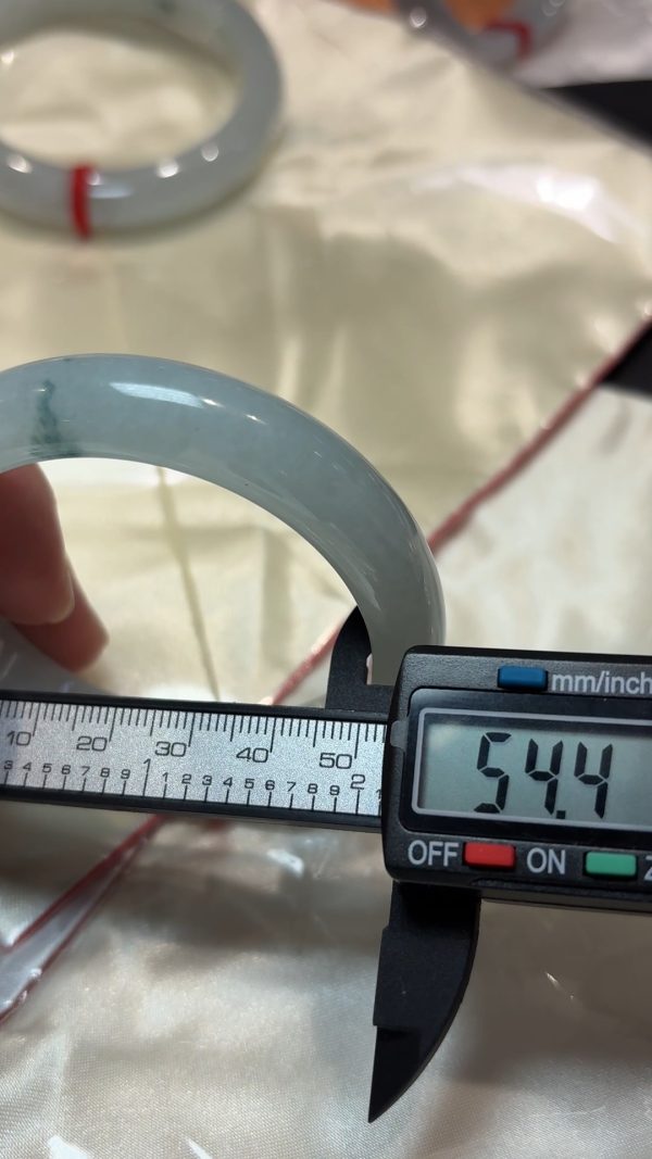 翡翠清韻｜天然飄綠花手鐲（編號323 或 324｜內徑54.5mm） - Image 6