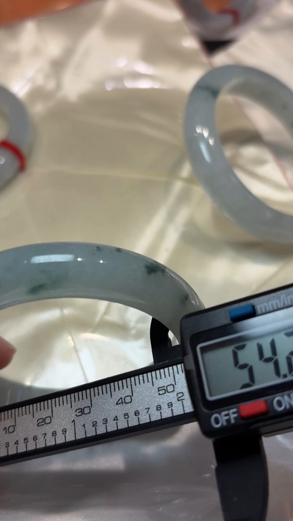 翡翠清韻｜天然飄綠花手鐲（編號323 或 324｜內徑54.5mm） - Image 13