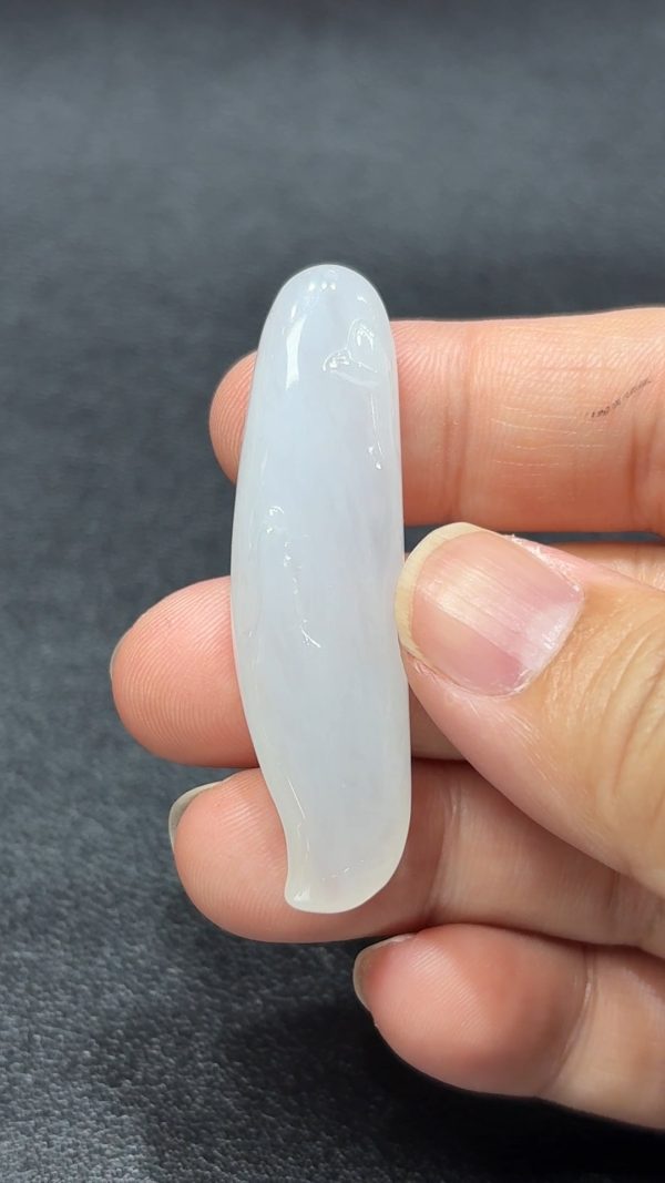 這件白色翡翠隨形悟道，無規則的自然造型猶如雲煙飄渺，寓意隨緣自在、不拘一格。白玉清透靜雅，彷彿映照出一份純粹心境，令人由物觀心，由玉悟道。整體線條流暢柔和，保留天然石紋與圓潤感，予人空靈沉穩的感受。此件玉器不僅展示自然美學與工藝融合，更是象徵修行中「無我」、「無相」的境界。無論佩戴或擺放，皆是一份靜心之選，可喻為生活中尋求安定與智慧的指南。