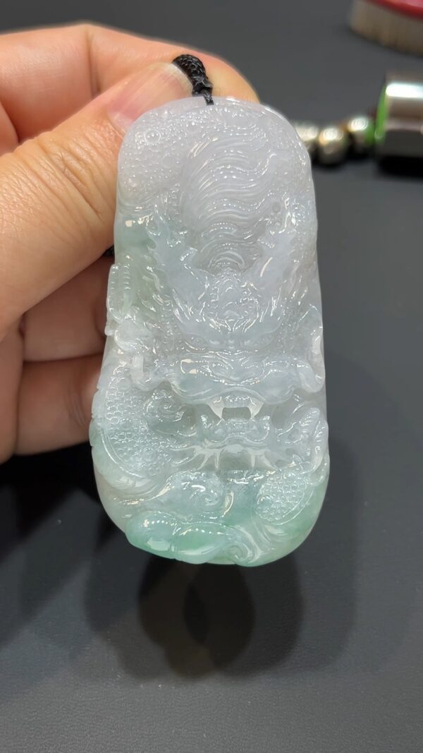 翡翠玉器精選 龍威天成・霸氣十足翡翠龍牌吊墜  編號#370 - Image 2