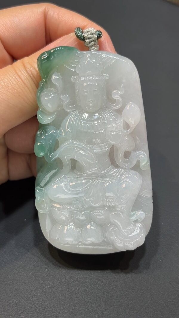 厚德慈容・#371立體坐姿觀音動態翡翠吊墜 直播貨號371的立體坐姿觀音翡翠吊墜，以厚重料體雕刻而成，整體份量感十足，展現莊嚴穩重之美。觀音法相慈悲安詳，姿態動感流暢，衣袍飄逸，彷彿瞬間定格於慈悲施法的一刻。翡翠質地細膩，色澤柔和，立體雕工更顯層次與生命力。此件不僅具信仰意涵，更是工藝與精神的完美結合，佩戴者可感靈性守護與心靈安定。