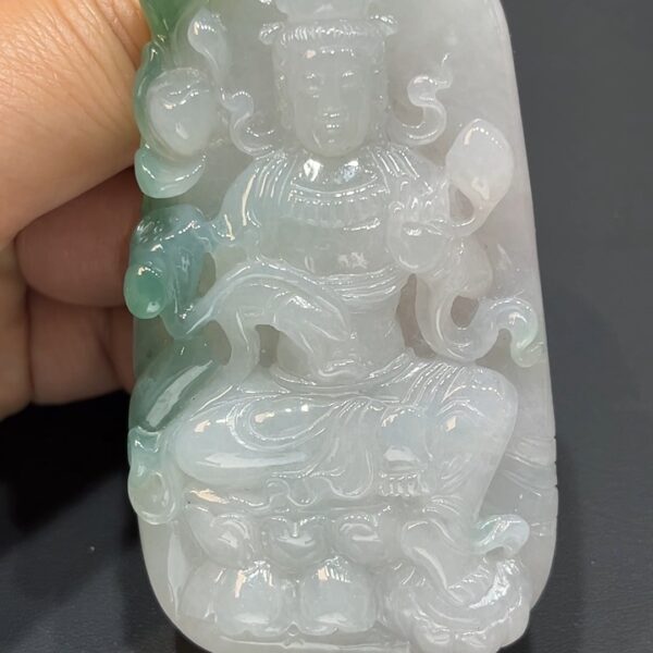 厚德慈容・#371立體坐姿觀音動態翡翠吊墜 直播貨號371的立體坐姿觀音翡翠吊墜，以厚重料體雕刻而成，整體份量感十足，展現莊嚴穩重之美。觀音法相慈悲安詳，姿態動感流暢，衣袍飄逸，彷彿瞬間定格於慈悲施法的一刻。翡翠質地細膩，色澤柔和，立體雕工更顯層次與生命力。此件不僅具信仰意涵，更是工藝與精神的完美結合，佩戴者可感靈性守護與心靈安定。