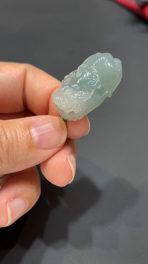 翡翠玉器精選 靈珠貔貅・#373好種翡翠招財動珠吊墜 - Image 8
