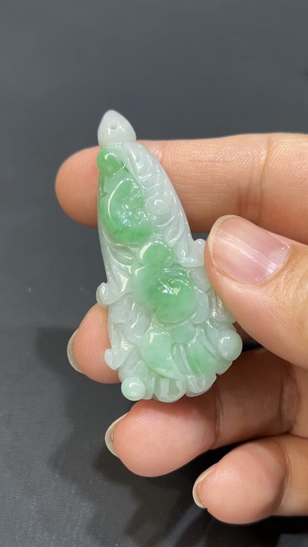 翡翠玉器精選 翡翠白菜如意生財 玉吊墜 編號#404 - Image 3
