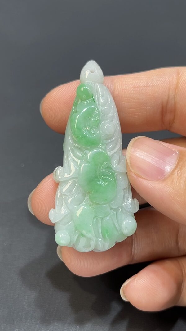 翡翠玉器精選 翡翠白菜如意生財 玉吊墜 編號#404 - Image 4