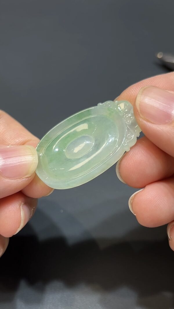 翡翠玉器精選 編號# 415 淺綠翡翠福貝吊墜 - Image 2