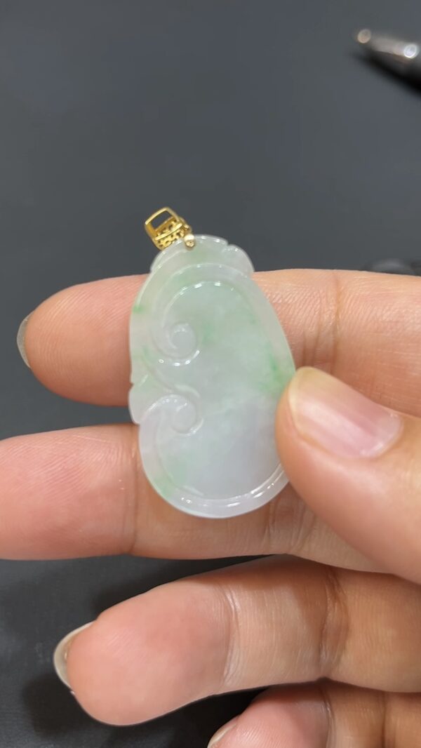 翡翠玉器精選 翠願成真—淺綠色翡翠如意吊墜 編號# 416 - Image 6