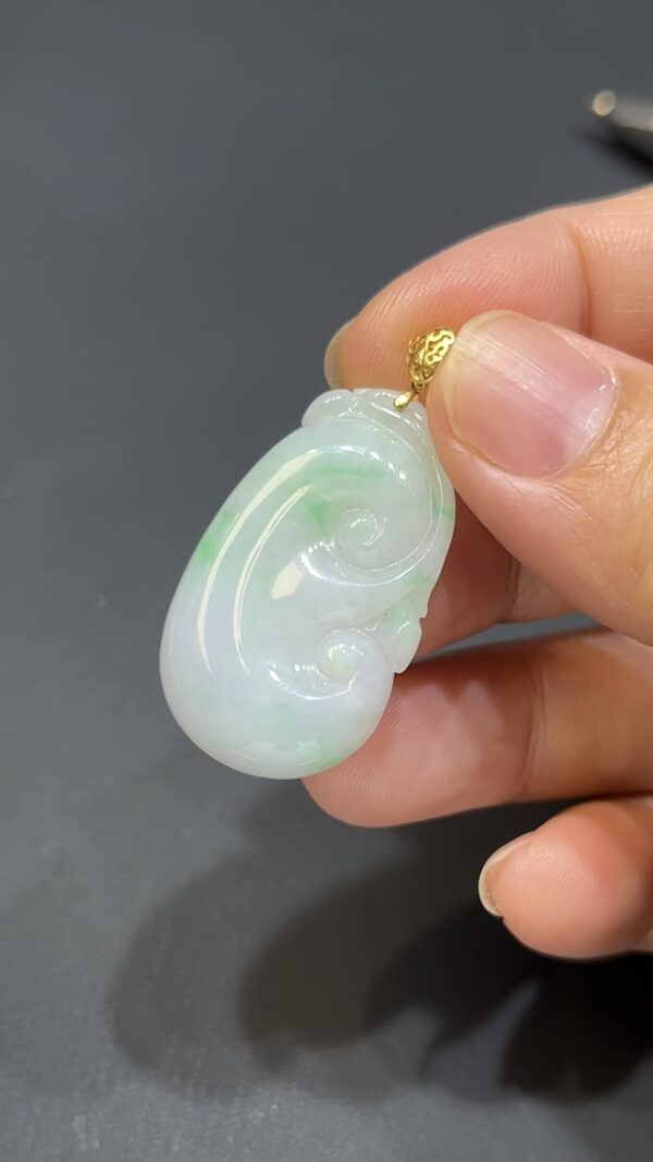 翡翠玉器精選 翠願成真—淺綠色翡翠如意吊墜 編號# 416 - Image 2