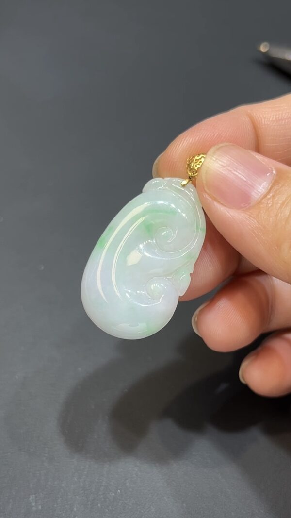 翡翠玉器精選 翠願成真—淺綠色翡翠如意吊墜 編號# 416 - Image 3