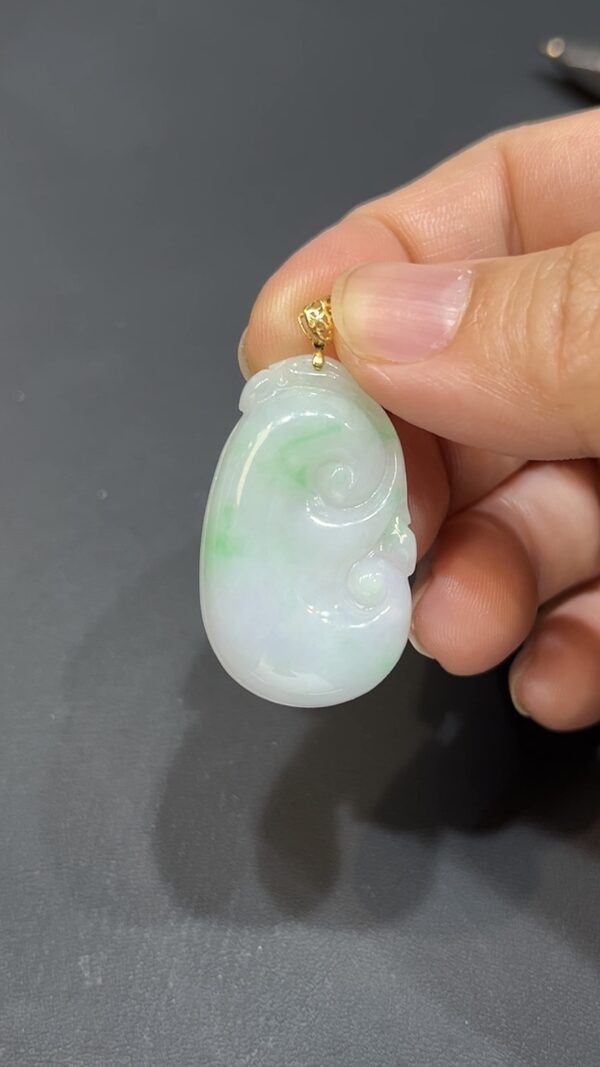 翡翠玉器精選 翠願成真—淺綠色翡翠如意吊墜 編號# 416 - Image 4