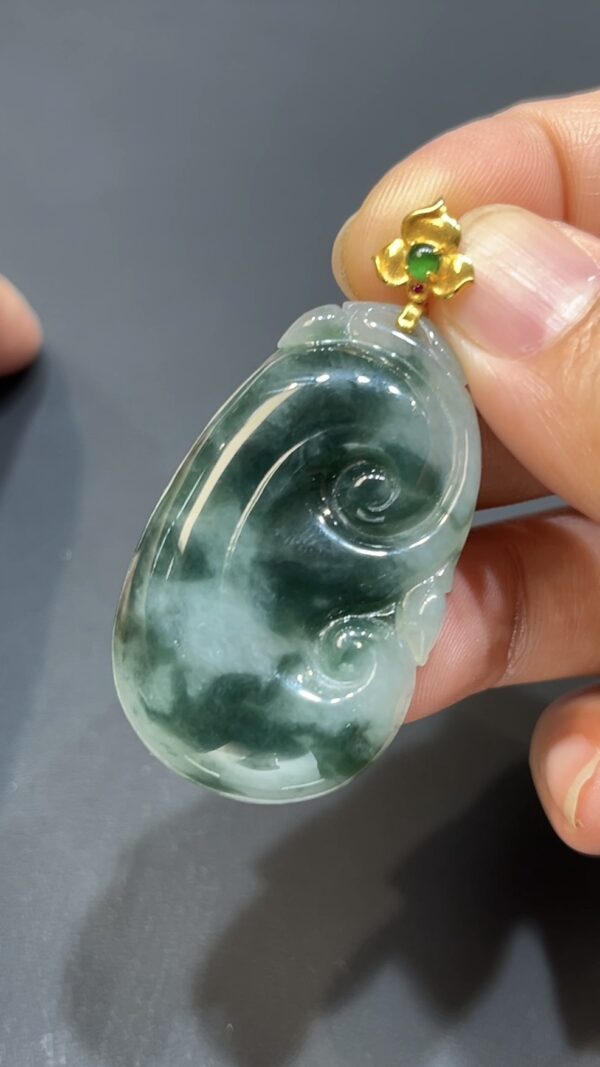 翡翠玉器精選 福韻綻放・藍花翡翠如意配18K金扣吊墜 編號# 423 - Image 4