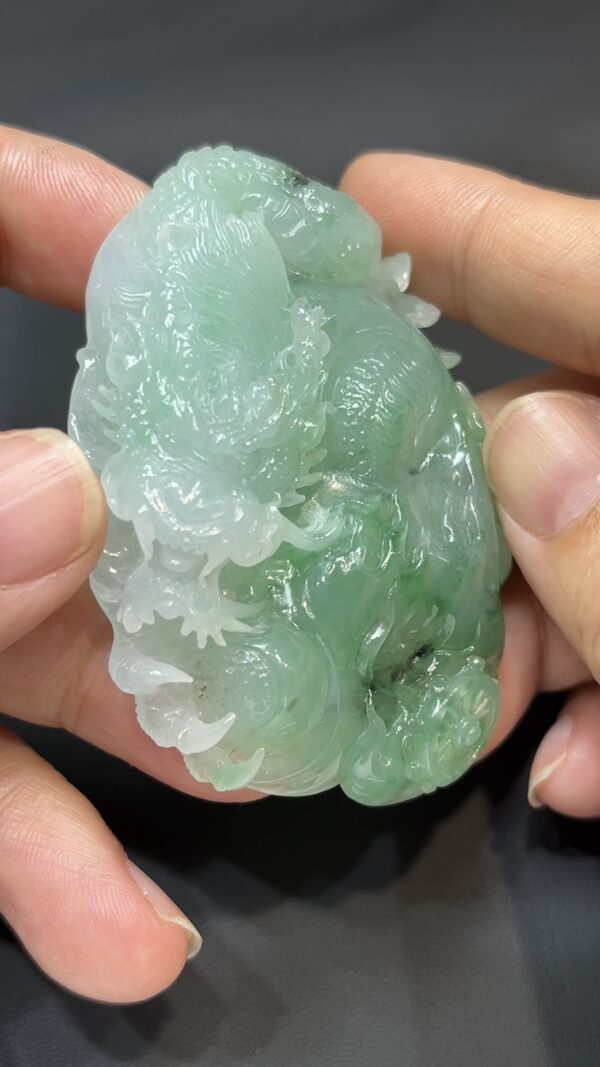 翡翠玉器精選 龍魂覺醒・立體雕刻翡翠龍牌 編號# 425 - Image 4