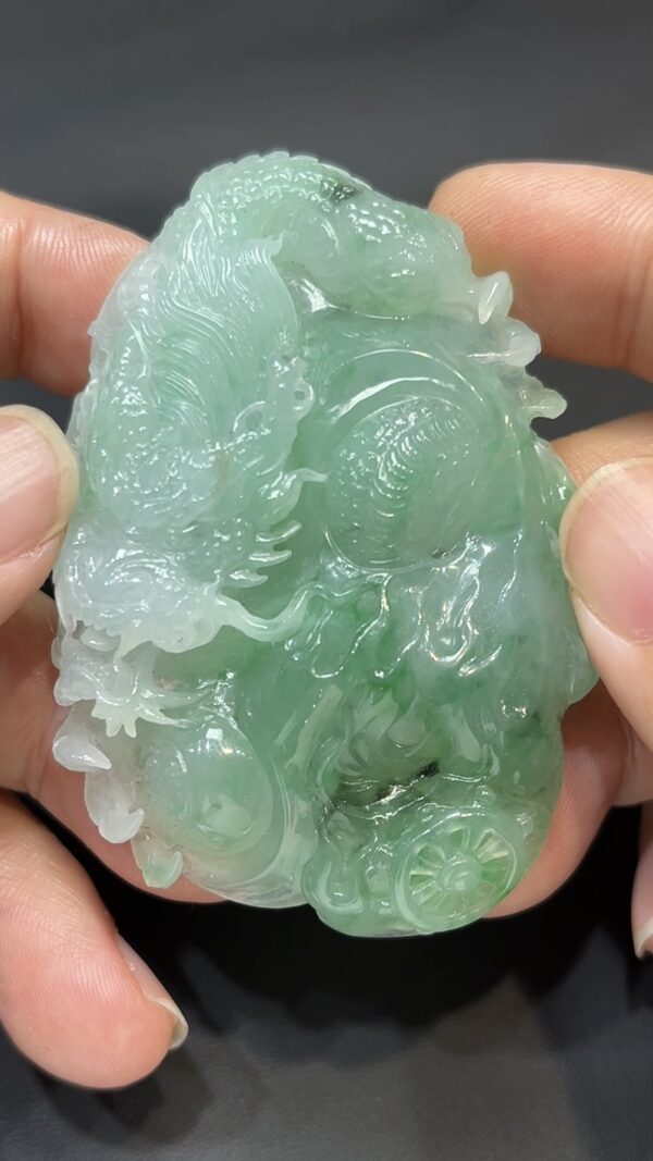 翡翠玉器精選 龍魂覺醒・立體雕刻翡翠龍牌 編號# 425 - Image 3