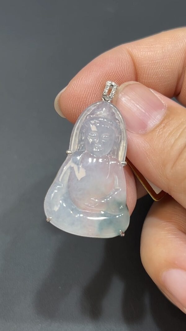 翡翠玉器精選 翠光守護・飄綠花翡翠觀音配18K包鑲嵌 玉吊墜 編號 #435 - Image 2