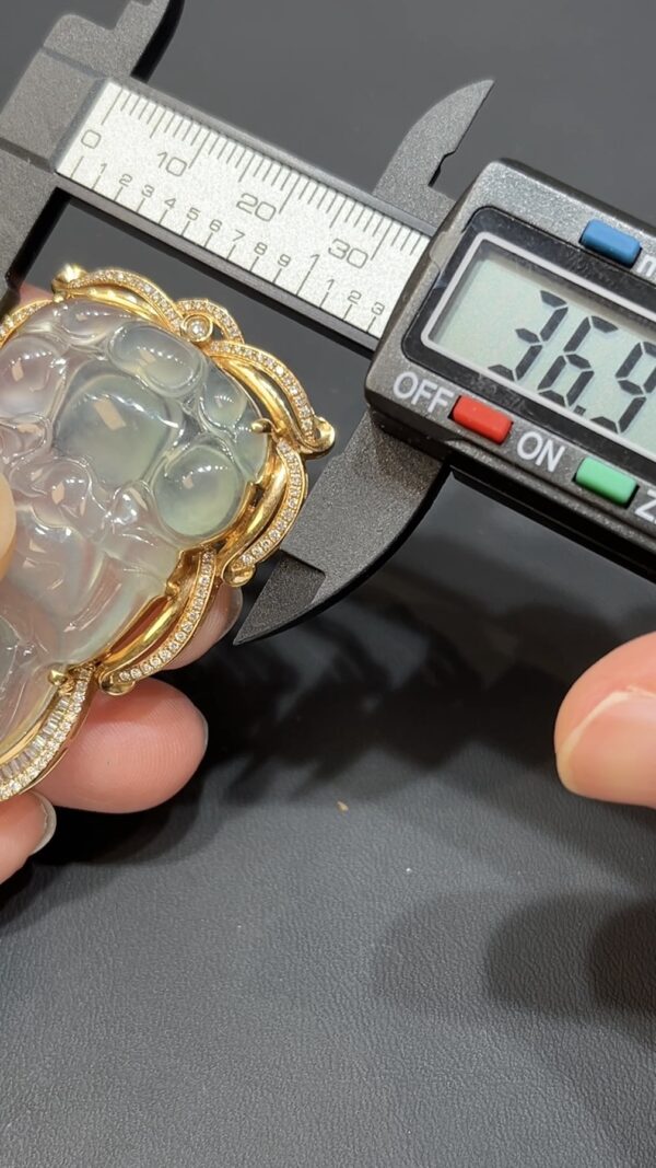 翡翠玉器精選 翡翠玉器精選 金耀慈輝・高品質大件翡翠觀音配18K黃金鑽石鑲嵌（編號440） - Image 8
