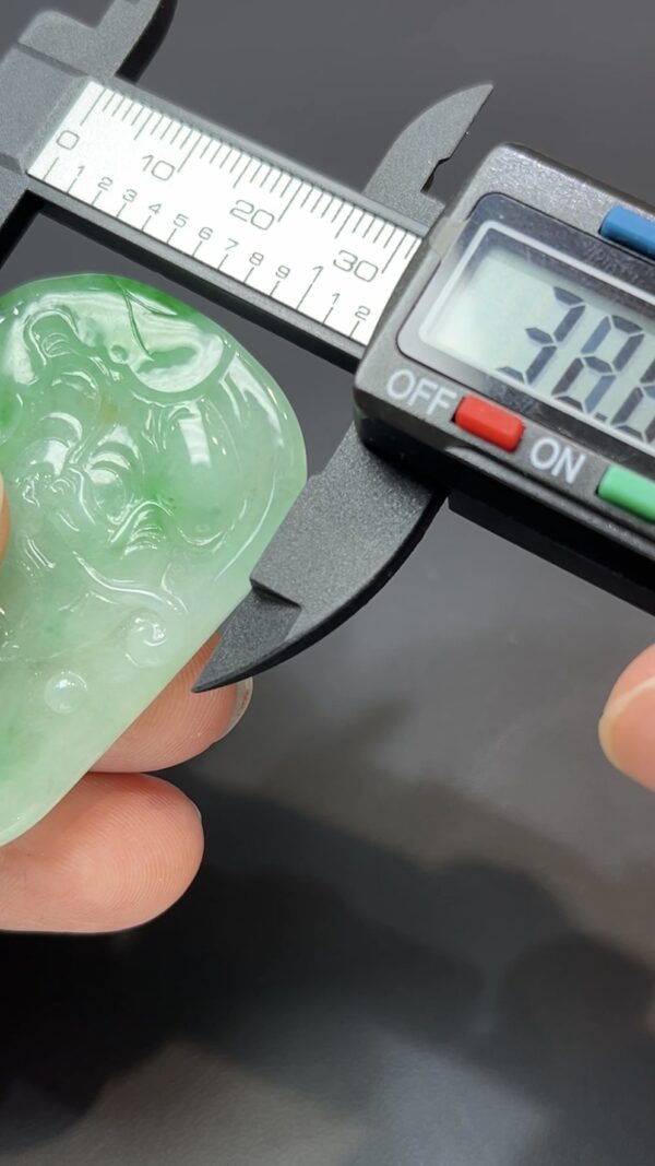 翡翠玉器精選 翠光自在・陽綠翡翠自在觀音吊墜 編號#443 - Image 9