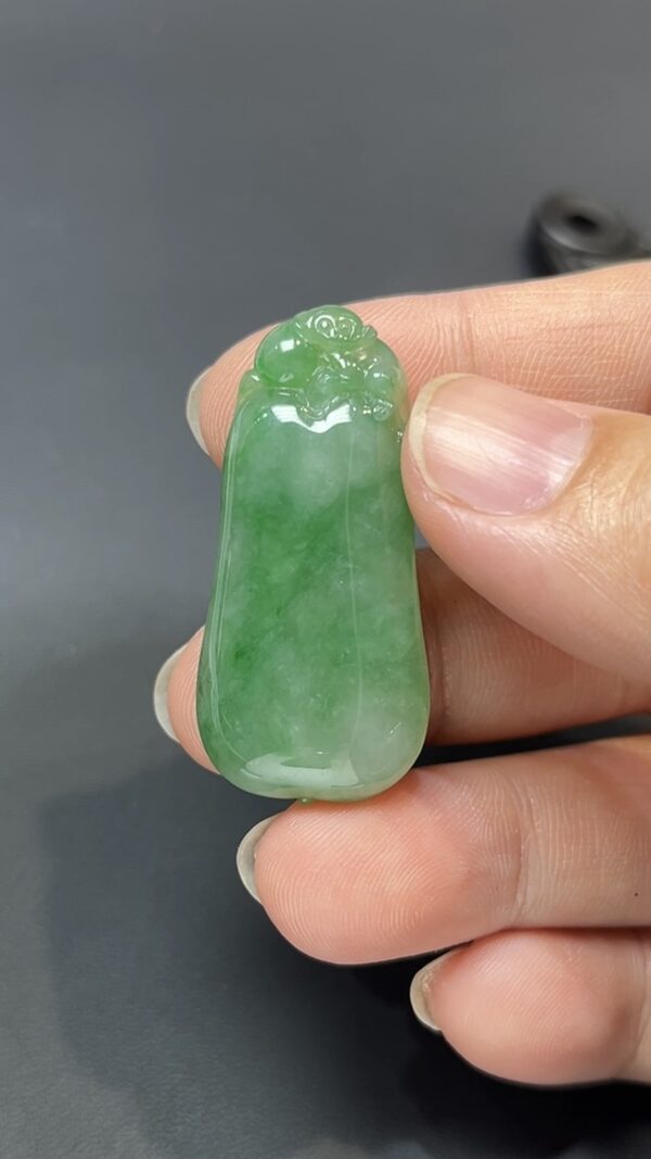 💚福韻盈枝・天然綠色翡翠福瓜吊墜 #編號449💚 - Image 2