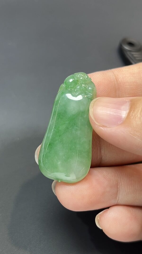 💚福韻盈枝・天然綠色翡翠福瓜吊墜 #編號449💚 - Image 3
