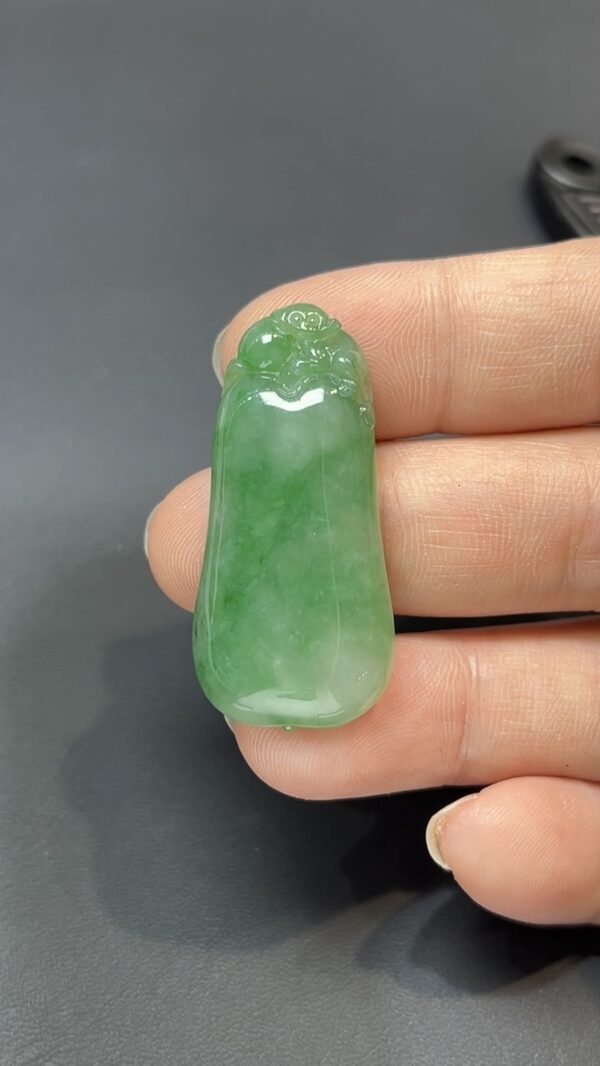 💚福韻盈枝・天然綠色翡翠福瓜吊墜 #編號449💚 - Image 4