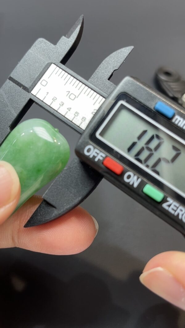 💚福韻盈枝・天然綠色翡翠福瓜吊墜 #編號449💚 - Image 8