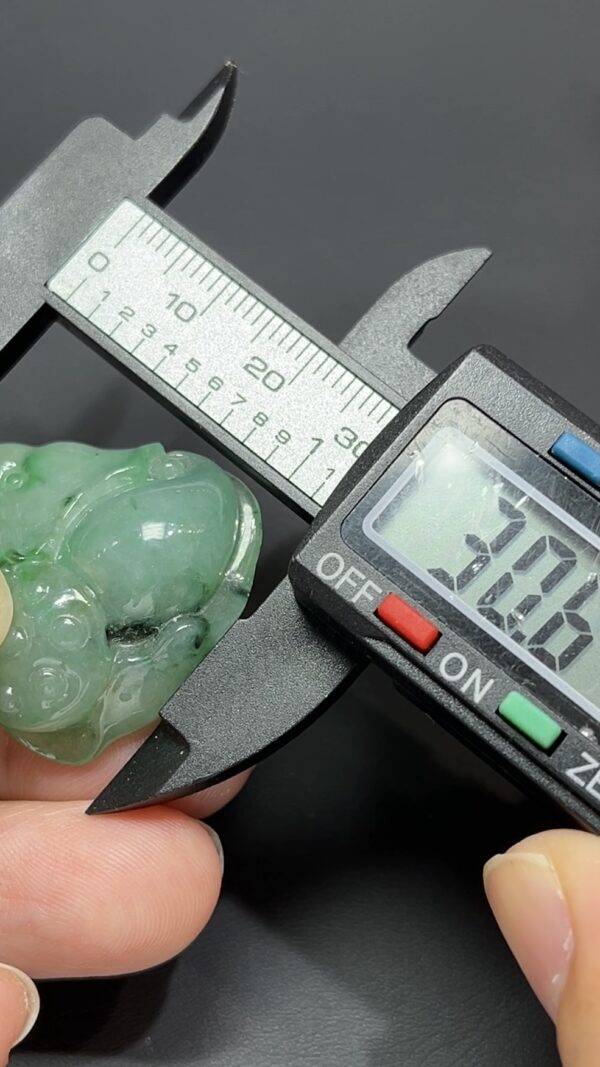 荷韻靈趣・天然翡翠蓮蓬青蛙造型吊墜 #編號453 - Image 8