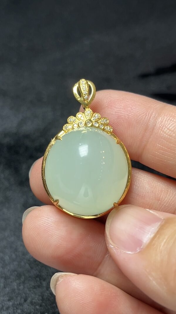 白色蛋面翡翠吊墜 18K黃金鑲嵌・天然玉器精品 編號 #459 - Image 2