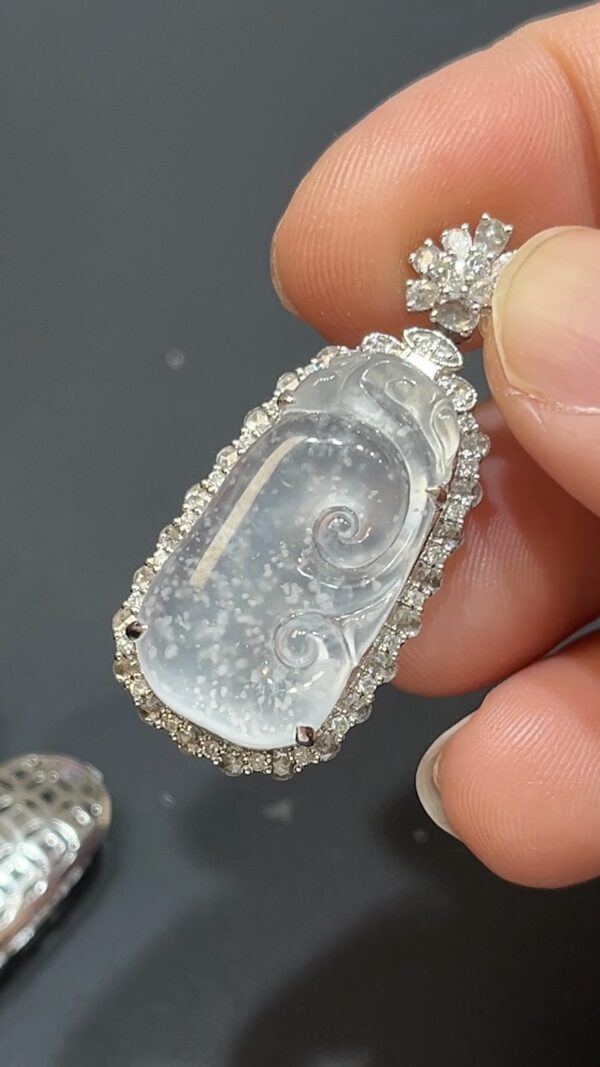 木那雪花棉翡翠如意吊墜｜18K白金鑲嵌 高級玉器精品｜商品編號#485 - Image 3