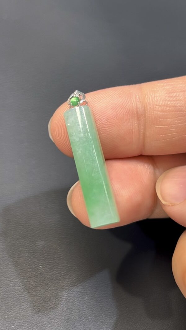 翡翠無事柱｜綠色翡翠 × 極簡哲學 × 18K黃金扣頭設計 #516 - Image 3