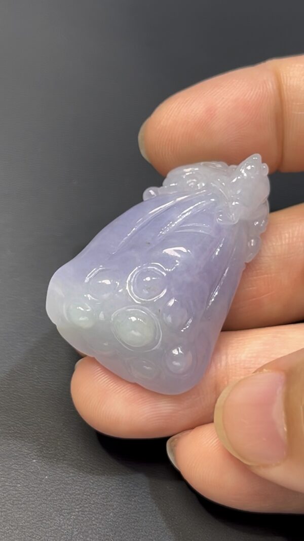 翡翠蓮蓬｜紫羅蘭翡翠 × 小青蛙立體雕刻 × 呱呱來財寓意玉器推薦 #519 - Image 2