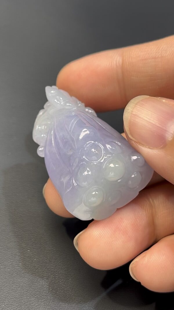 翡翠蓮蓬｜紫羅蘭翡翠 × 小青蛙立體雕刻 × 呱呱來財寓意玉器推薦 #519 - Image 3