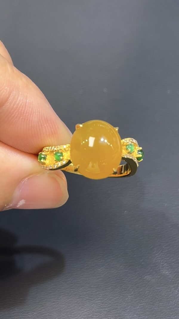 翡翠戒指｜編號#537 黃翡橢圓戒面 × 18K黃金鑲嵌 × 小綠蛋點綴 × 高貴典雅 × 翡翠珠寶推薦