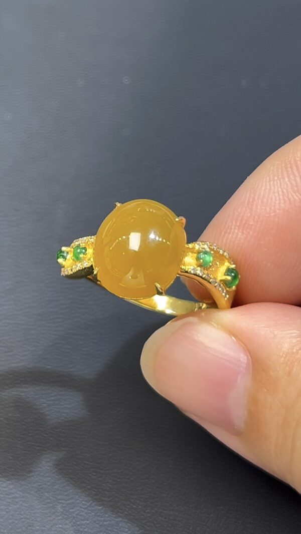 翡翠戒指｜編號#537 黃翡橢圓戒面 × 18K黃金鑲嵌 × 小綠蛋點綴 × 高貴典雅 × 翡翠珠寶推薦 - Image 3
